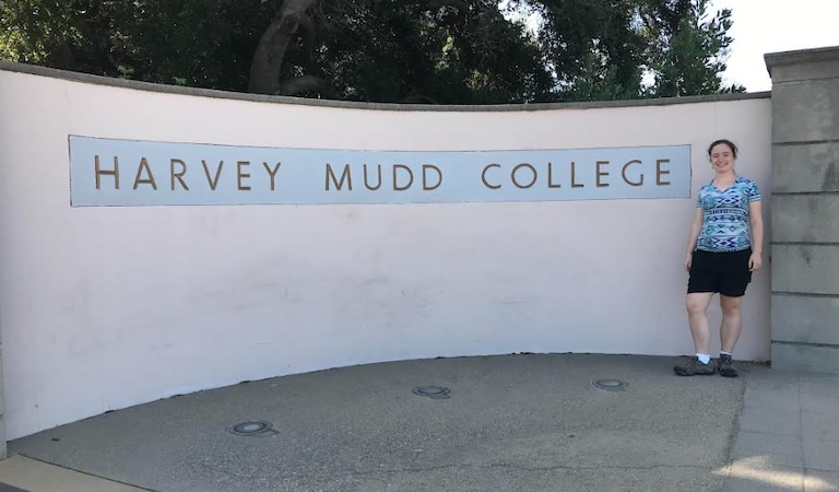 Malia with the Harvey Mudd sign during orientation in 2019.